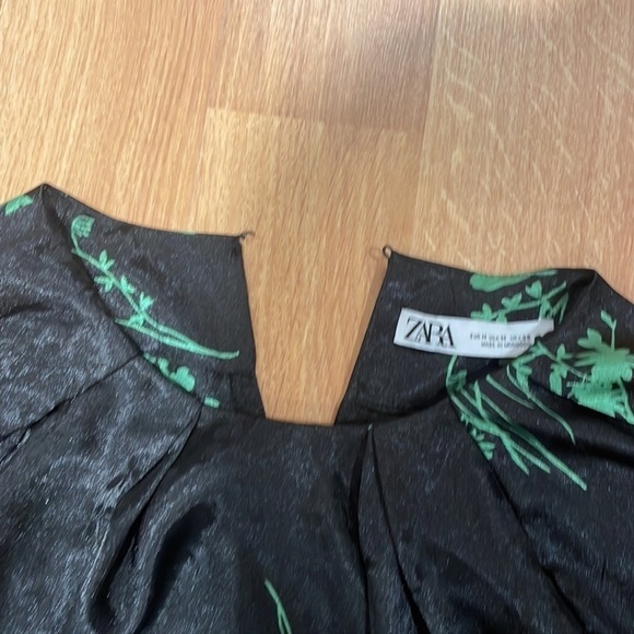 Zara dress size medium button missing in back of dress. Pit to pit is 18 inches - Picture 3 of 3